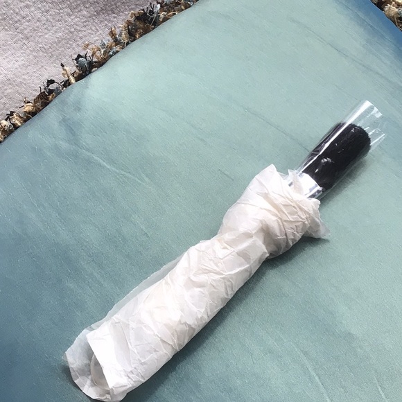 Bloomingdale’s vintage make up brush. - Picture 6 of 7